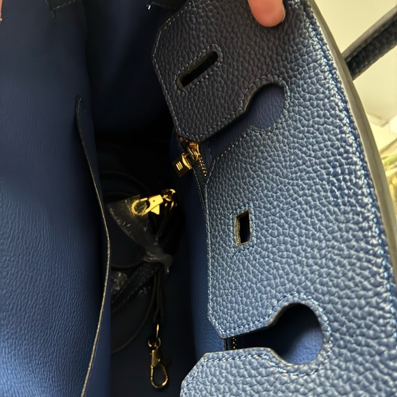 Elegant Navy Blue Handbag with Gold Accents wirkin style - Picture 5 of 7